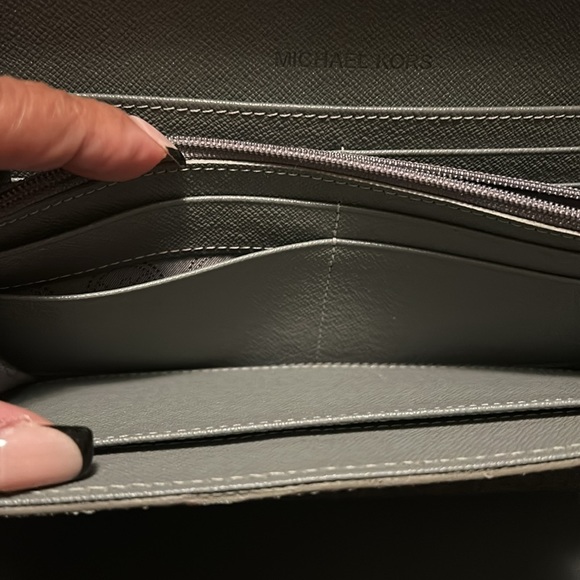 Michael Kors, gray snake, print fabrication & silver tone wallet, pre loved. - Picture 5 of 10